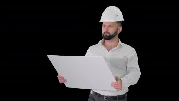 Homme ingénieur marchant dans le casque en regardant le projet de reconstruction, Canal Alpha — Video