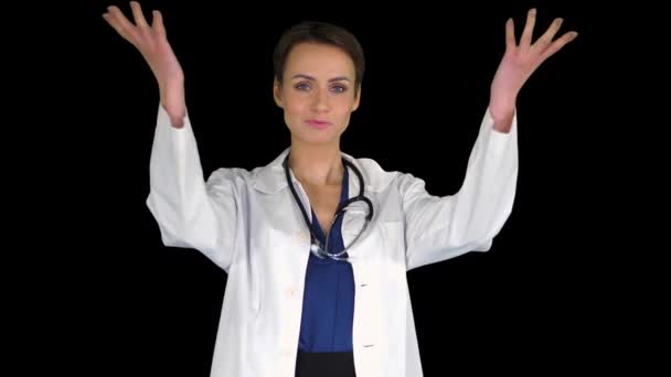 Kadın doktor para saçıyor ve kameraya bakıyor, Alfa Kanalı. — Stok video