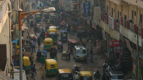 Delhi, India - 15 de diciembre de 2017: Vehículos y personas en el autobús —  Fotos de Stock