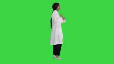 Genç Afro-Amerikan kadın doktor yeşil ekranda tıbbi bakım hakkında konuşuyor, Chroma Key..