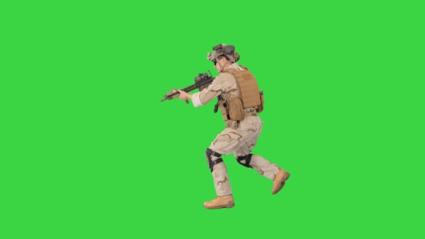 Солдат займає лежачу позицію і цілиться в ціль з автоматичної зброї на зеленому екрані, Chroma Key. — стокове відео