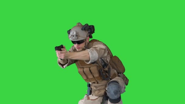 Soldat schießt mit Handpistole auf dem Knie auf Green Screen, Chroma Key. — Stockvideo