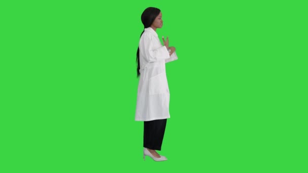 Молодая африканская женщина-врач говорит о медицинской помощи на Зеленом экране, Chroma Key. — стоковое видео