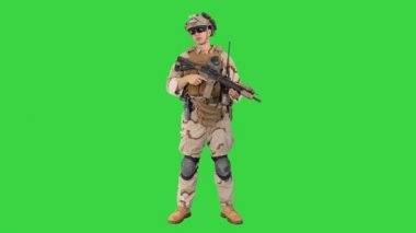 Yeşil Ekran 'da konuşan ve gülümseyen mutlu genç asker, Chroma Key.