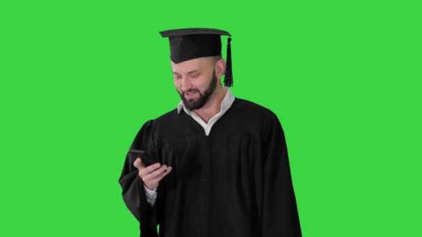 Homme mûr étudiant diplômé faisant appel haut-parleur sur un écran vert, Chroma Key. — Video