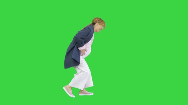 Yürüyen hamile bir kadın, Yeşil Ekran, Chroma Key 'deki kasılmadan dolayı doğum sancısı çekiyor.. — Stok video