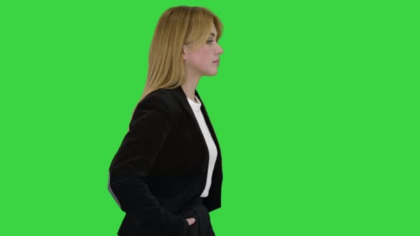 Walking businesswoman z rękami w kieszeniach na zielonym ekranie, Chroma Key. — Wideo stockowe