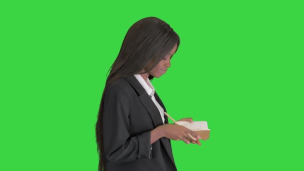 Mujer negra bastante joven escribiendo en bloc de notas en una pantalla verde, Chroma Key. — Vídeos de Stock