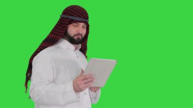 Yeşil Ekranda Tableti olan Arap iş adamı, Chroma Key.