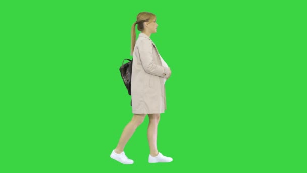 Feliz embarazo saludable Embarazada joven rubia caucásica caminando sobre una pantalla verde, Chroma Key. — Vídeos de Stock