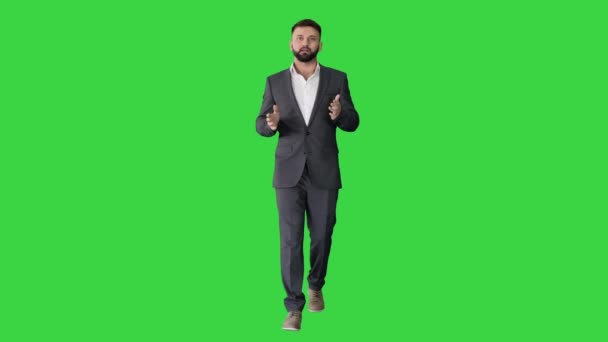Bärtiger türkischer Geschäftsmann, der auf einem Green Screen mit der Kamera spricht, Chroma Key. — Stockvideo