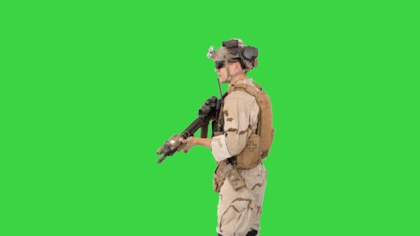 Soldat zielt mit Sturmgewehr auf Green Screen, Chroma Key. — Stockvideo