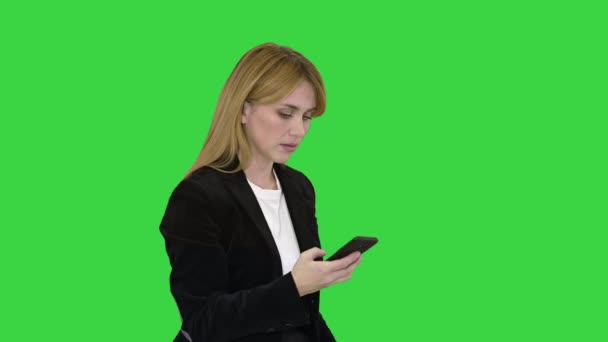 Échec, perte, Femme frustrée utilisant un smartphone sur un écran vert, Chroma Key. — Video