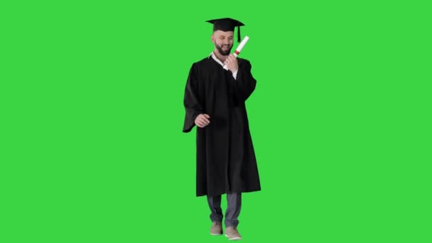Выпускник ходит и швыряет шляпу на зеленый экран, Chroma Key. — стоковое видео