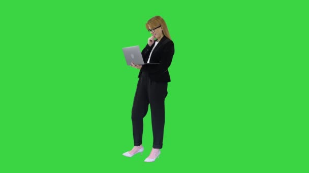Mujer de negocios que trabaja en el ordenador portátil sonriendo en una pantalla verde, Chroma Key. — Vídeos de Stock
