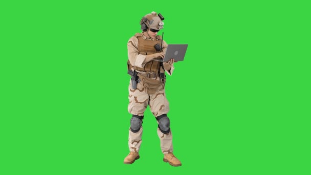 Soldat debout et utilisant un ordinateur portable sur un écran vert, Chroma Key. — Video