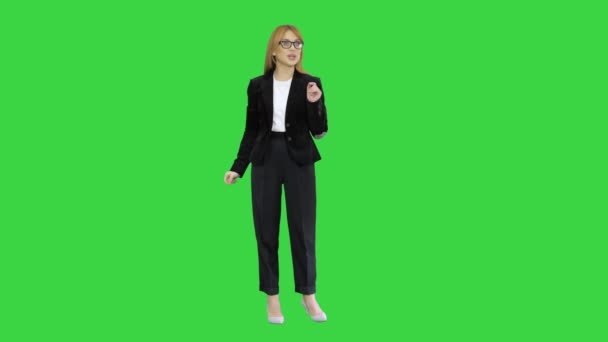 Usmívající se podnikatelka vysvětlující něco emocionálně na zelené obrazovce, Chroma Key. — Stock video