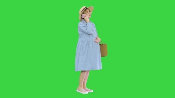 Zaniepokojona kobieta w ciąży rozmawiająca przez telefon z skurczami na zielonym ekranie, Chroma Key. — Wideo stockowe