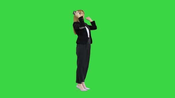 Mulher de negócios feliz desfrutar de sucesso no telefone móvel em uma tela verde, Chroma Key. — Vídeo de Stock