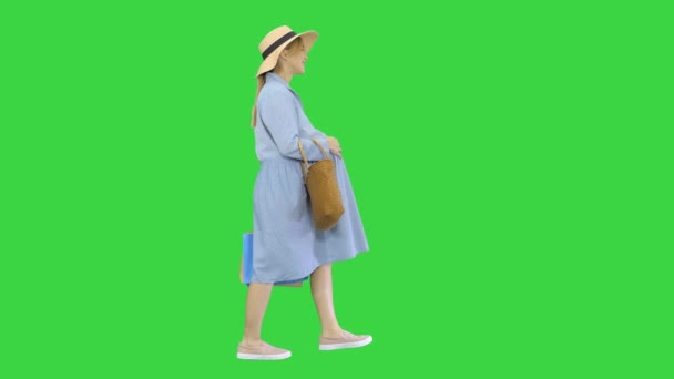 Беременная женщина в летней одежде ходит с пакетами для покупок на зеленом экране, Chroma Key. — стоковое видео