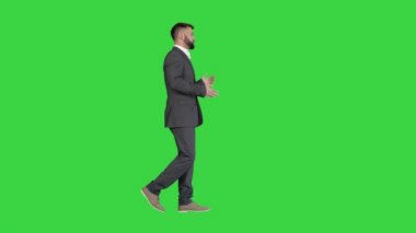 Sakallı işadamı Yeşil Ekran, Krom Anahtar 'da bir şey anlatıyor..