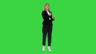 Yeşil Ekran, Chroma Key 'de önünde sanal dijital ekran kullanan mutlu iş kadını..