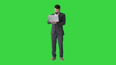 Yeşil Ekran, Chroma Key 'de çalışan yakışıklı bir iş adamı..