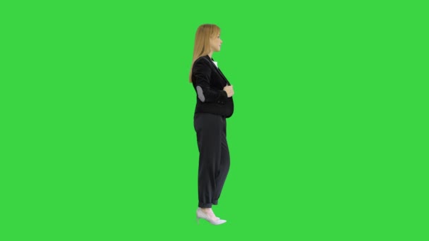 Jolie femme blonde debout avec les bras croisés sur un écran vert, Chroma Key.