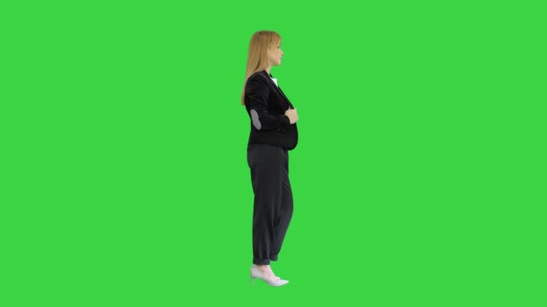 Mujer rubia bonita de pie con los brazos cruzados en una pantalla verde, Chroma Key . — Vídeos de Stock