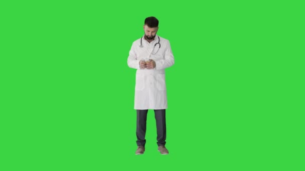 Usługi medyczne za opłatą: lekarz liczący EUROS na zielonym ekranie, Chroma Key. — Wideo stockowe