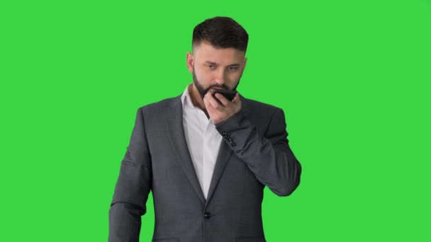 Empresário turco usando smartphones assistente de voz digital em uma tela verde, Chroma Key . — Vídeo de Stock