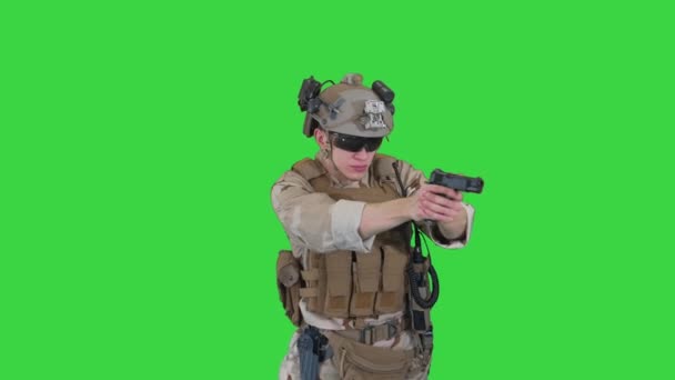 Army man pekar pistol i flera riktningar redo för strid på en grön skärm, Chroma Key. — Stockvideo