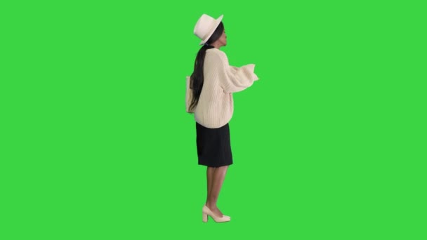 Aufgeregte junge afrikanisch-amerikanische Frau mit strahlendem Lächeln in lässiger Kleidung, die auf einem Green Screen tanzt, Chroma Key. — Stockvideo