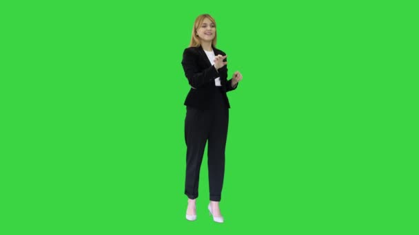 Heureuse femme d'affaires utilisant un écran numérique virtuel devant elle sur un écran vert, Chroma Key.