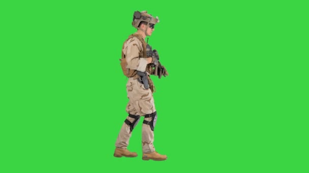 Солдат морської піхоти з гвинтівкою, що йде по зеленому екрану, Chroma Key. — стокове відео