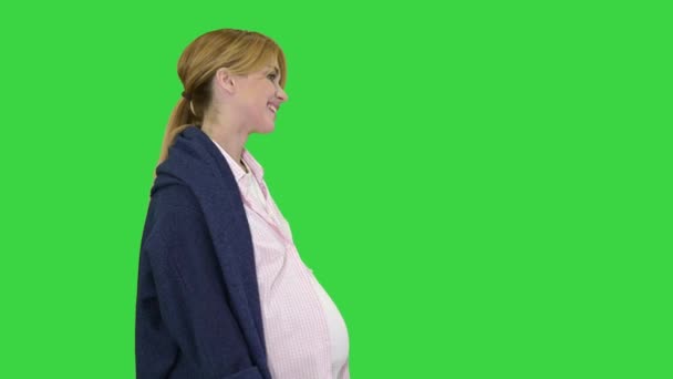 Schöne glückliche schwangere Frau zu Fuß nach dem Einkauf auf einem Green Screen, Chroma Key. — Stockvideo