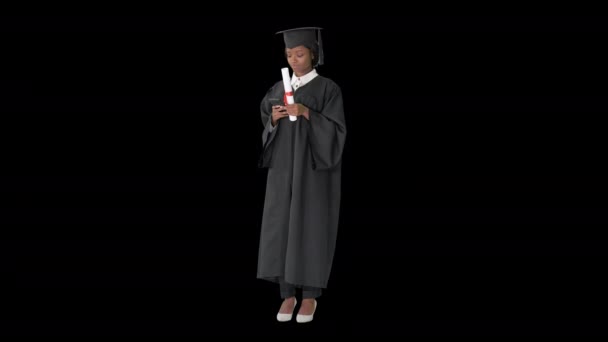Glückliche afroamerikanische Absolventin mit Diplom und Selfie, Alpha Channel — Stockvideo