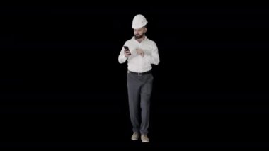Alfa Kanalı 'nda yürüyen ve akıllı telefon kullanan bir mühendis.