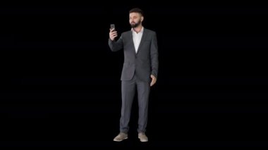 Yakışıklı Türk işadamı akıllı telefonu Alpha Channel ile video görüşmesi yapıyor.