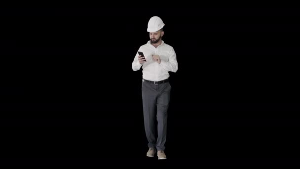 Alfa Kanalı 'nda yürüyen ve akıllı telefon kullanan bir mühendis. — Stok video