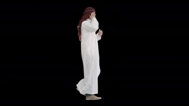 Arab sheikh making a call walking, Alpha Channel — Stock Video