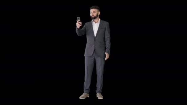 Hombre de negocios turco guapo haciendo una videollamada con su teléfono inteligente, Alpha Channel — Vídeo de stock