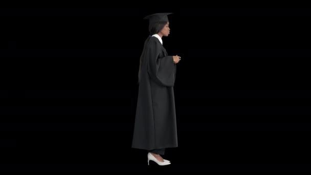 アフリカ系アメリカ人女性の卒業証書とスピーチ、アルファチャンネル — ストック動画