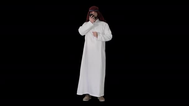 Арабский бизнесмен записывает голосовое сообщение или использует голосовой цифровой помощник, Альфа-канал — стоковое видео