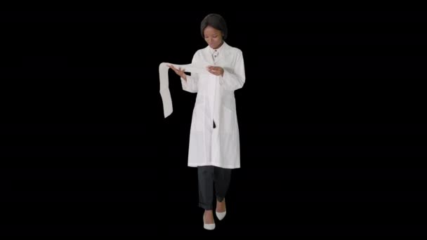 Glimlachende Afrikaanse Amerikaanse vrouwelijke arts lezen cardiogram, Alpha Channel — Stockvideo