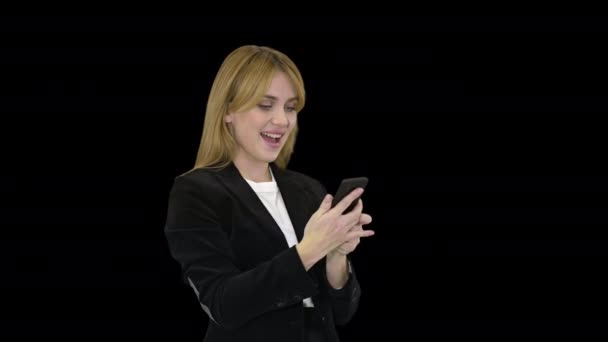Mutlu iş kadını cep telefonunda başarıların tadını çıkar, Alpha Channel — Stok video