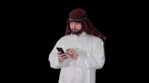 Arabiska shejk bär keffiyeh mottar grate nyheter på telefon, Alpha Channel — Stockvideo