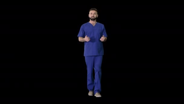 Férfi orvos sebész beszél séta közben, Alpha Channel — Stock videók