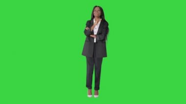 Hoş, çekici, sevimli, kolları katlanmış, yeşil ekranda, Chroma Key..