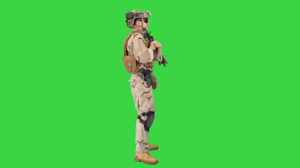 Soldato con mitragliatrice in piedi su uno schermo verde, chiave cromatica. — Video Stock